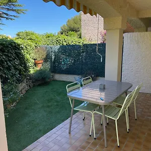 https://appart-st-cyr-sur-mer-la-madrague-4pers-parking.fr-provencehotel.com