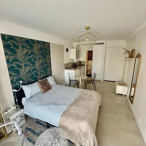https://cannes-carnot-1.fr-provencehotel.com